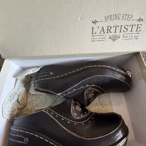 L’ Artiste Clogs NWOT